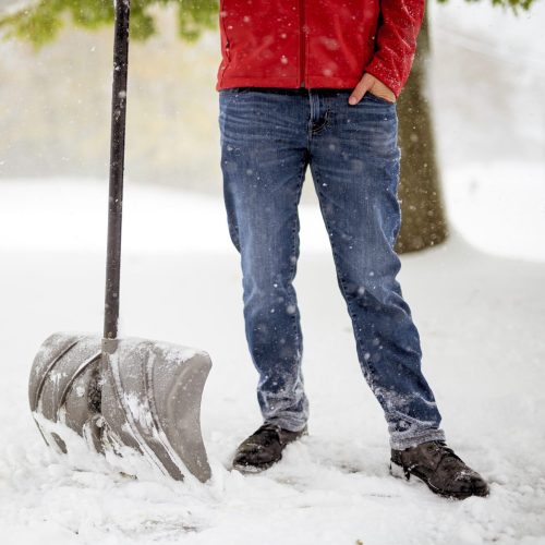 picture of a snow removal contractor for house and condo working for building management company at Barrie, Newmarket, Toronto