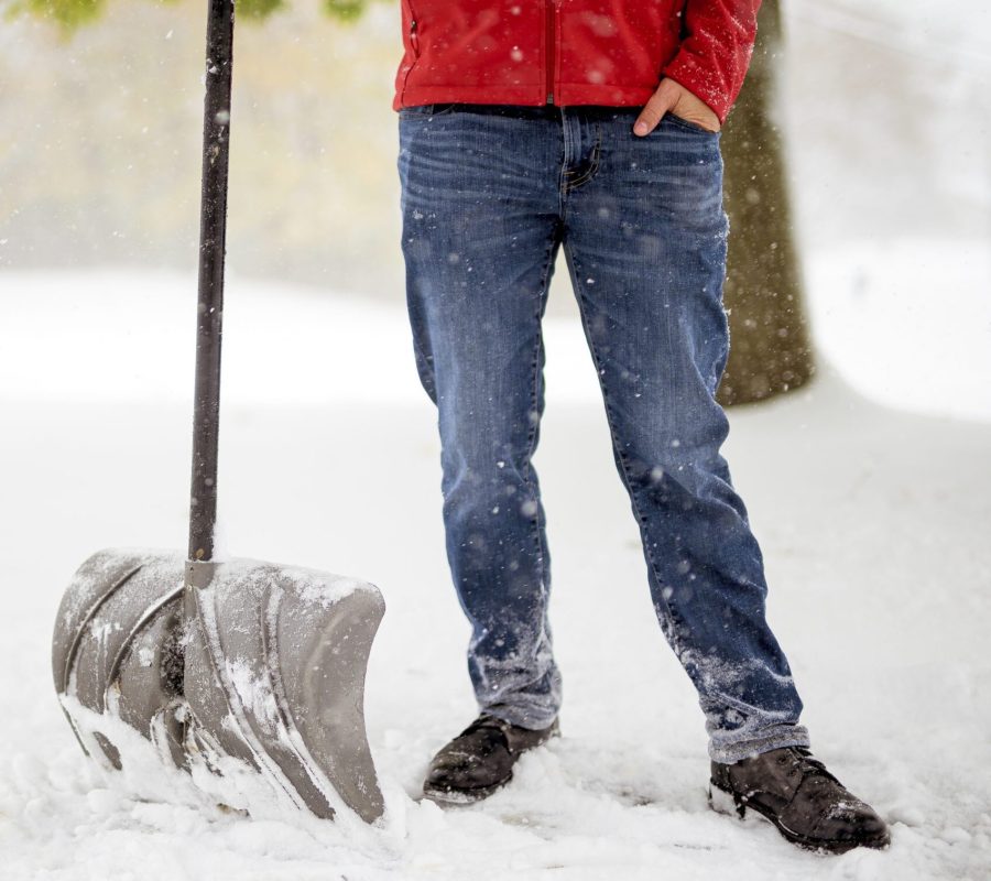 picture of a snow removal contractor for house and condo working for building management company at Barrie, Newmarket, Toronto